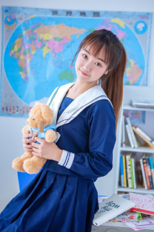 孙尚香站在凳子上辅导刘禅写作业